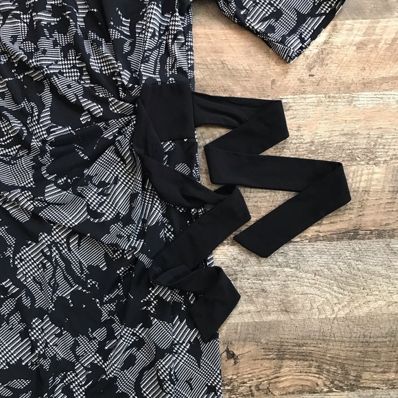 R&K Short Sleeve Wrap Dress Black White Rose Print Size Medium - Picture 4 of 9